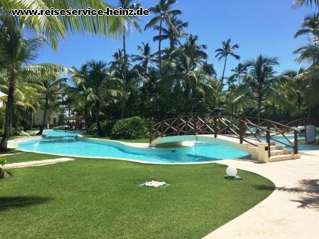 Der schöne ruhiger Garten des Hotels Secrets Royal Beach